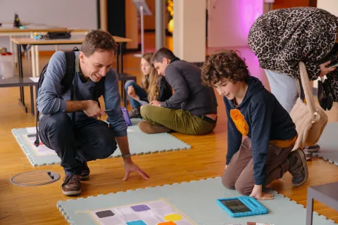Een vader en zijn zoon op PLAY