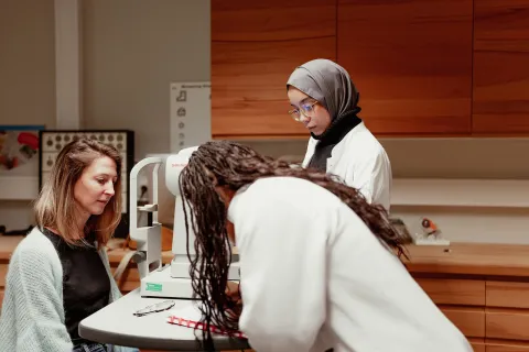 Apparatuur en studenten op Campus Odisee Brussel 