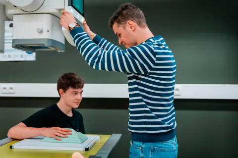 Apparatuur en studenten op Campus Odisee Brussel 