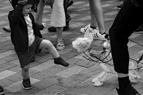 Kind danst met robot hond